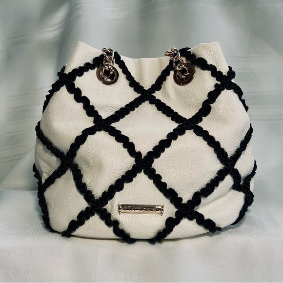 💥SALE💥 Betsey Johnson Bow Satchel Pebble Texture Faux Leather Gold Chain EUC - Picture 3 of 16
